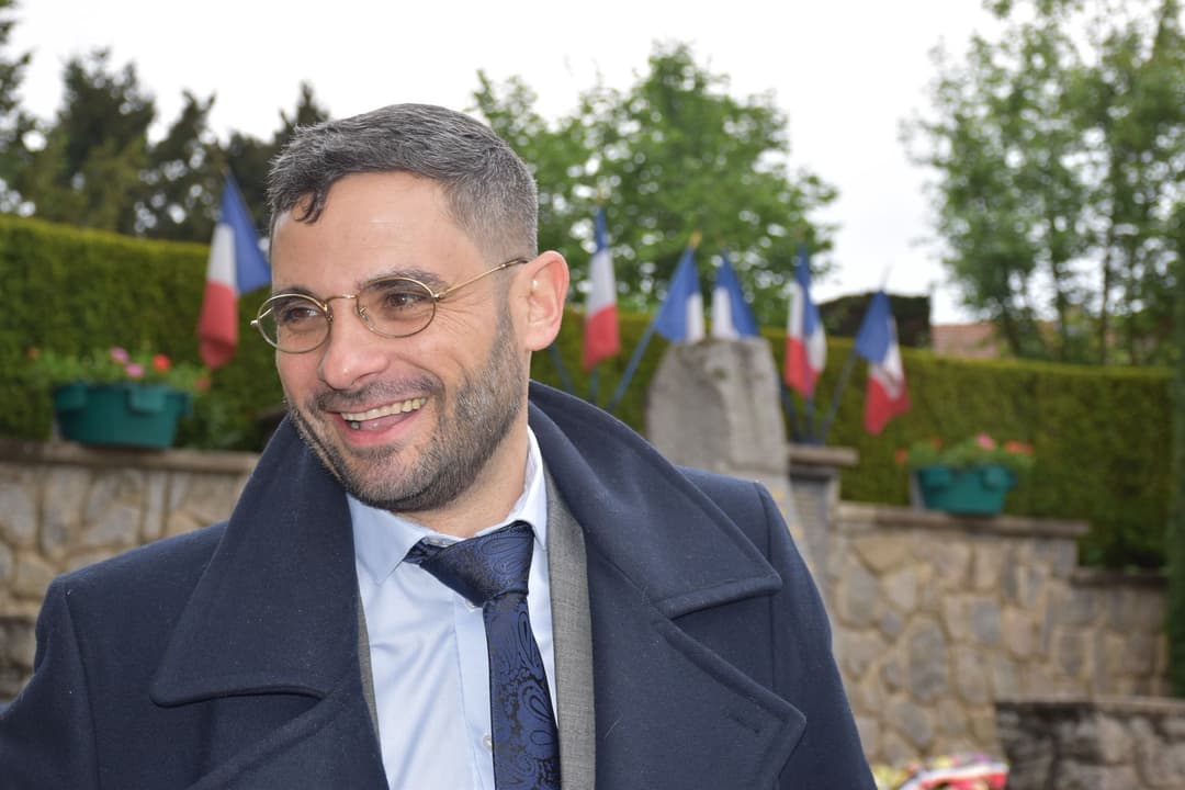 Portrait du candidat en situation professionnelle, souriant et confiant