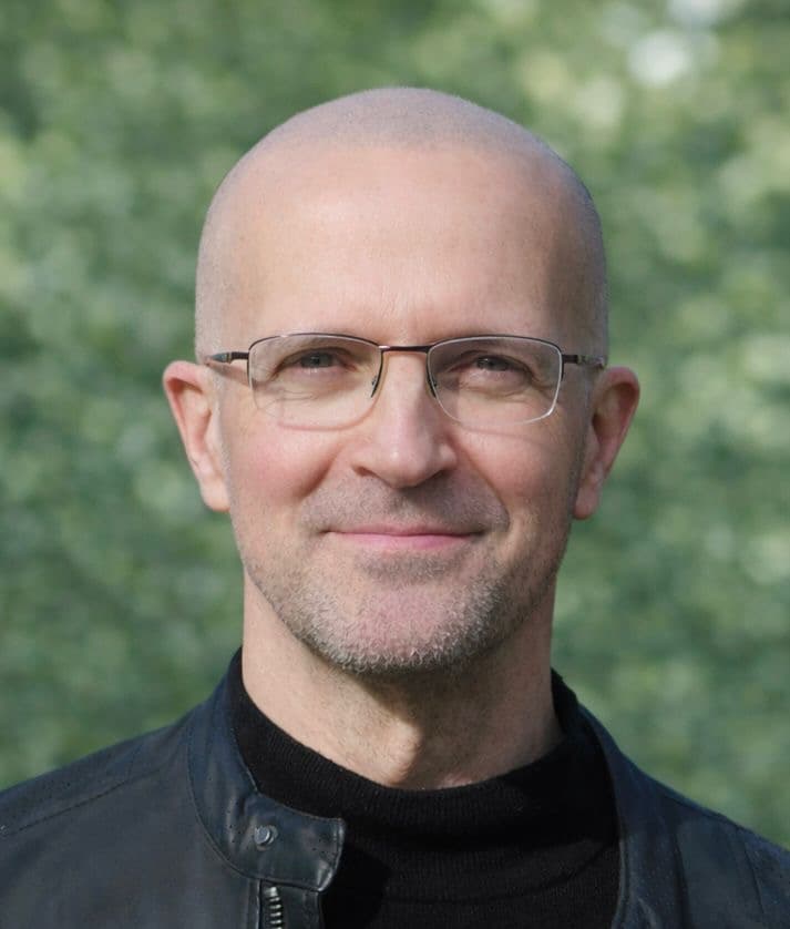 Portrait de Frédéric Battie en situation professionnelle, souriant et confiant