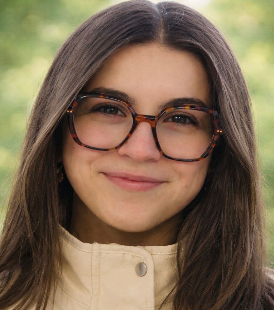 Portrait de Krystal Guyard en situation professionnelle, souriant et confiant