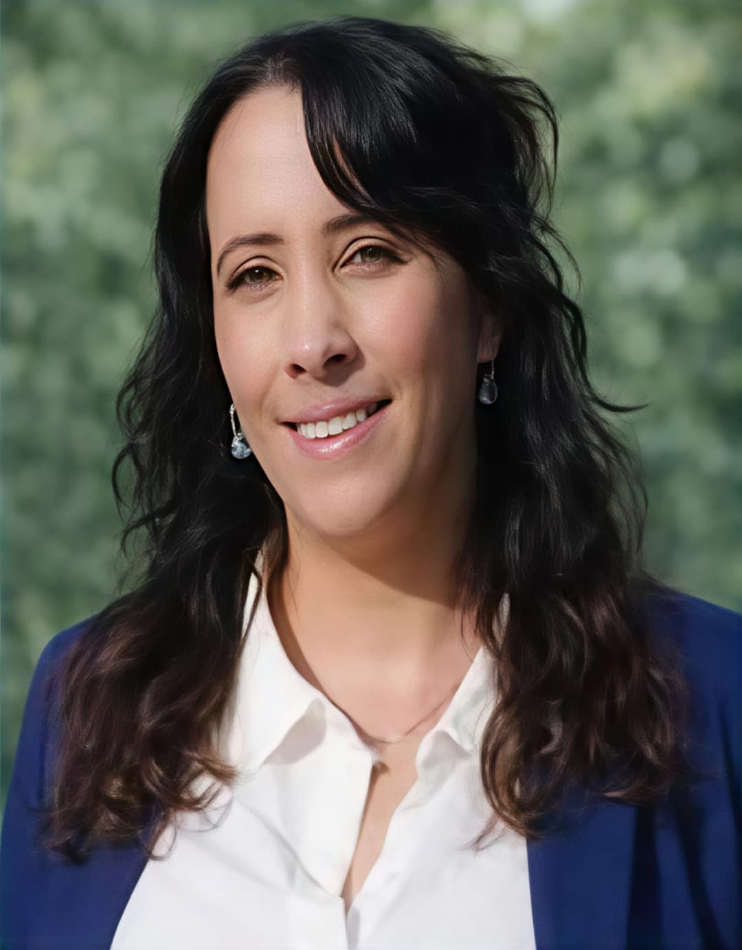 Portrait de Sylvia Sowa Verot en situation professionnelle, souriant et confiant