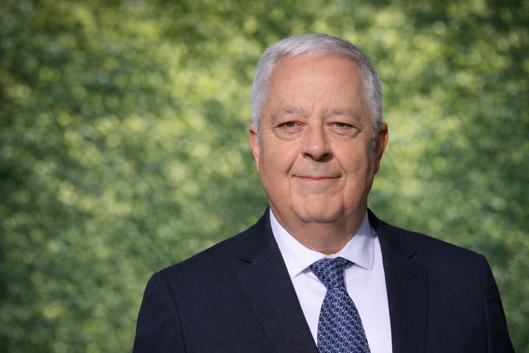 Portrait de Bernard Chapelon en situation professionnelle, souriant et confiant