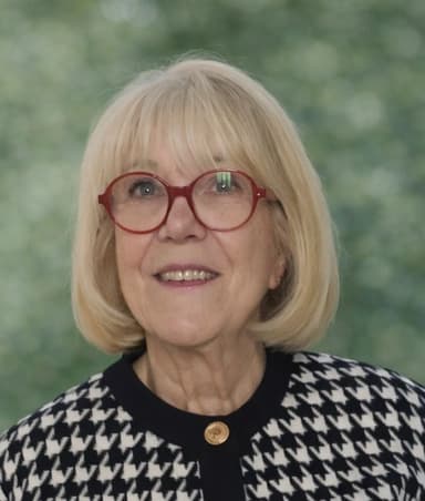Portrait de Carmela Ledda (dite Carméline) en situation professionnelle, souriant et confiant