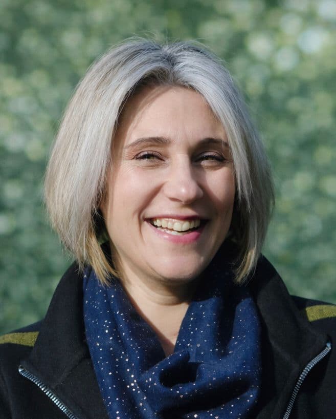 Portrait de Laurie Schut en situation professionnelle, souriant et confiant