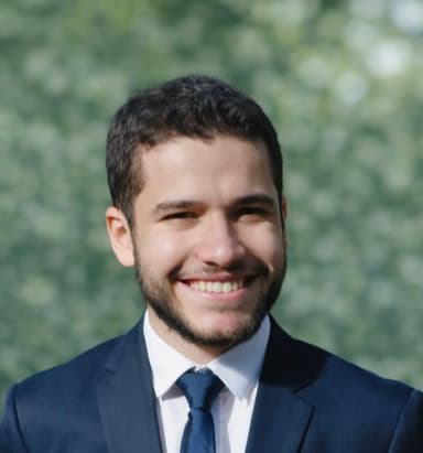 Portrait de Noah Oulahal en situation professionnelle, souriant et confiant