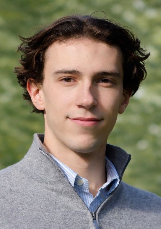 Portrait de Ronan Loubier en situation professionnelle, souriant et confiant