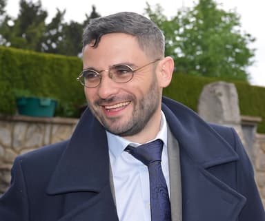 Portrait de Sébastien Martinez en situation professionnelle, souriant et confiant