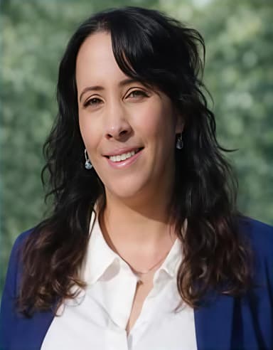 Portrait de Sylvia Sowa Verot en situation professionnelle, souriant et confiant