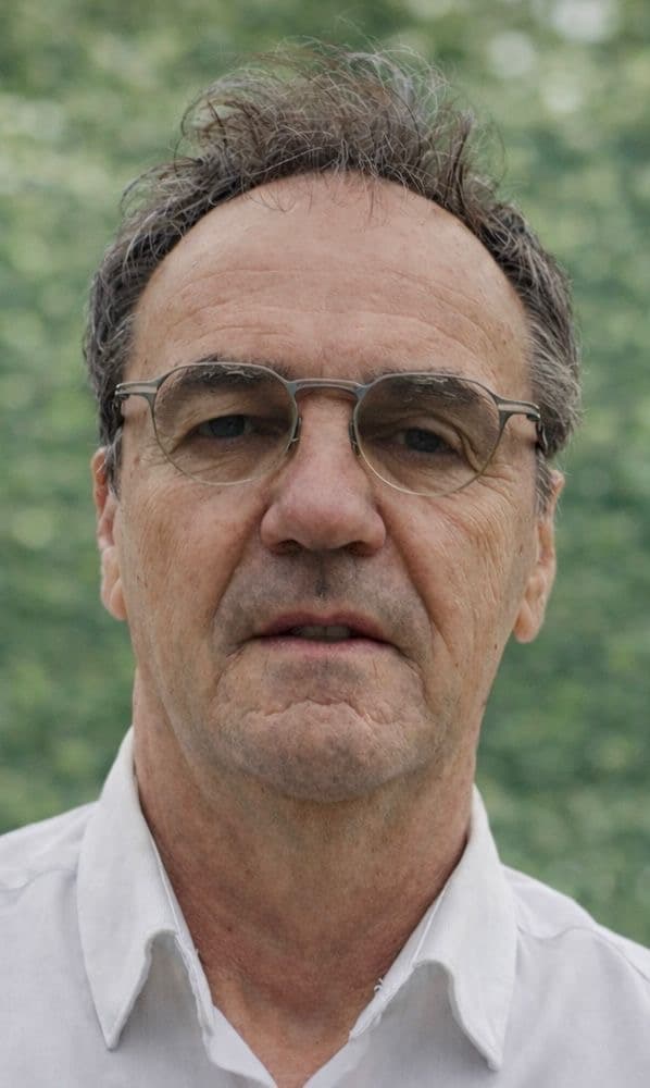 Portrait de Thierry Homeyer en situation professionnelle, souriant et confiant