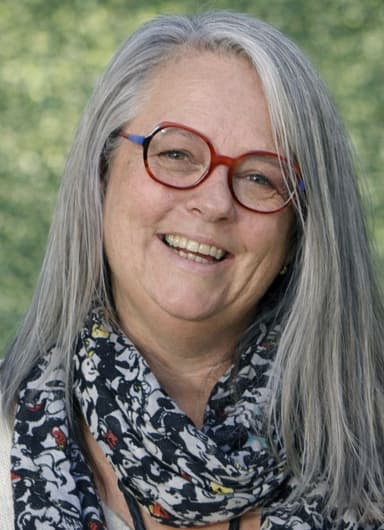 Portrait de Valérie Cortial en situation professionnelle, souriant et confiant