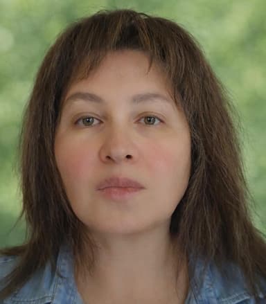 Portrait de Zina Messaoudi en situation professionnelle, souriant et confiant